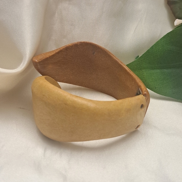 Vintage Wooden Two Tone Hinged Clamper Bracelet Brown Tan Women's OS Lightweight - Picture 3 of 9